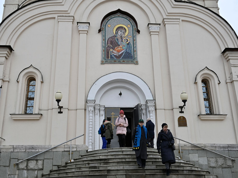 Polizisten stehen Wache auf dem Friedhof, wo Nawalny heute beerdigt werden soll. - Foto: Uncredited/AP/dpa