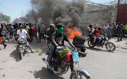 Die Frau eines Opfers des Angriffs auf Haitis Generalkrankenhaus hebt verzweifelt die Arme. - Foto: Odelyn Joseph/AP/dpa Die Frau eines Opfers des Angriffs auf Haitis Generalkrankenhaus hebt verzweifelt die Arme. - Foto: Odelyn Joseph/AP/dpa