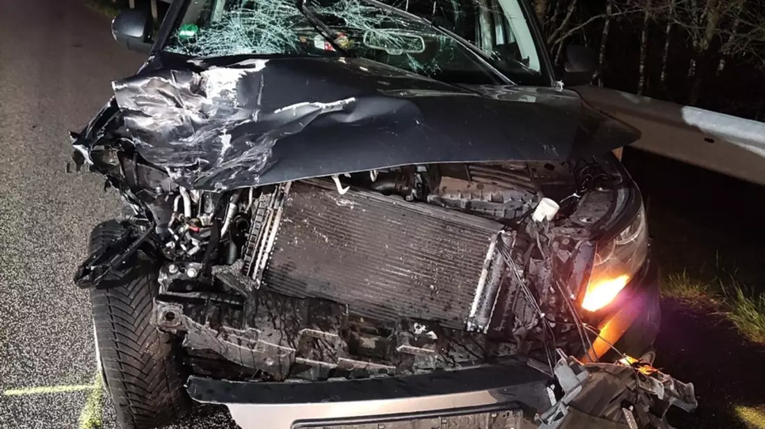 POL-CUX: Schwerer Verkehrsunfall auf der BAB27 zwischen Hagen und Stotel - insgesamt 12 verletzte Personen, vier davon schwer - stundenlange Vollsperrung - Bild: presseportal.de