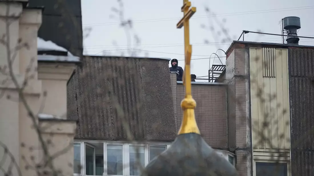 Männer tragen den Sarg des russischen Oppositionsführers Alexej Nawalny zur Kirche. - Bild: AP/dpa