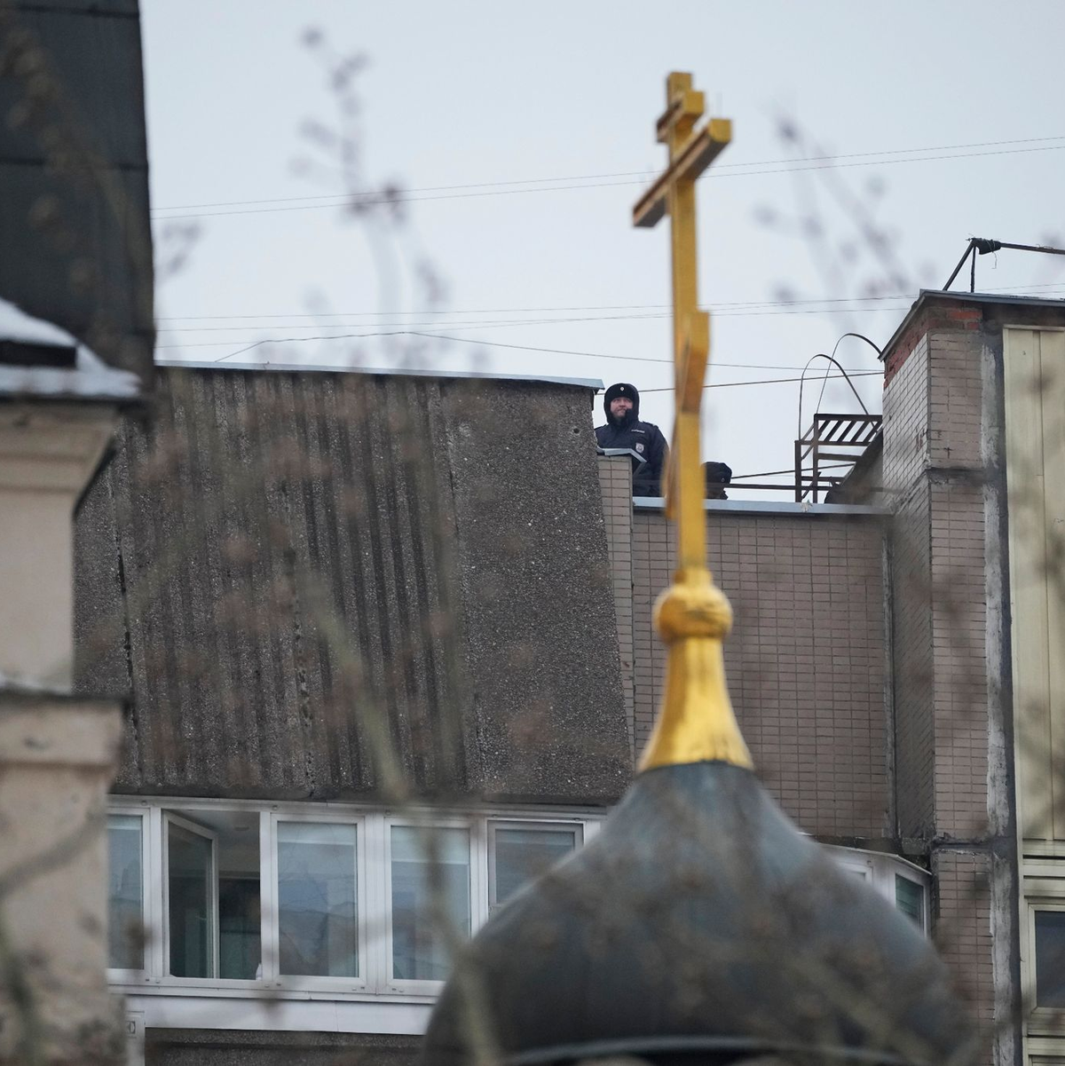 Männer tragen den Sarg und ein Porträt des russischen Oppositionsführers Alexej Nawalny aus der Kirche. - Foto: AP/dpa