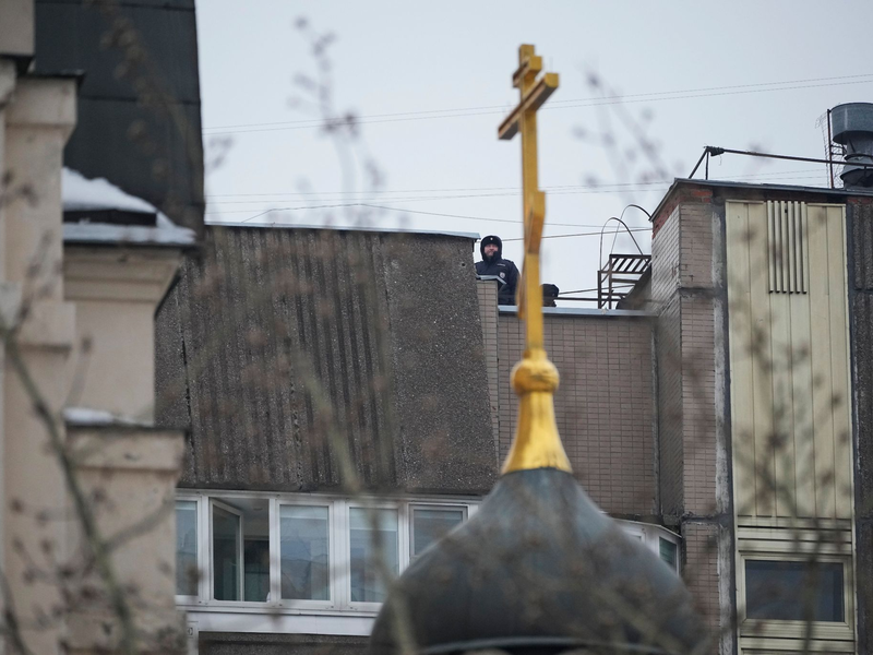 Männer tragen den Sarg des russischen Oppositionsführers Alexej Nawalny zur Kirche. - Foto: AP/dpa