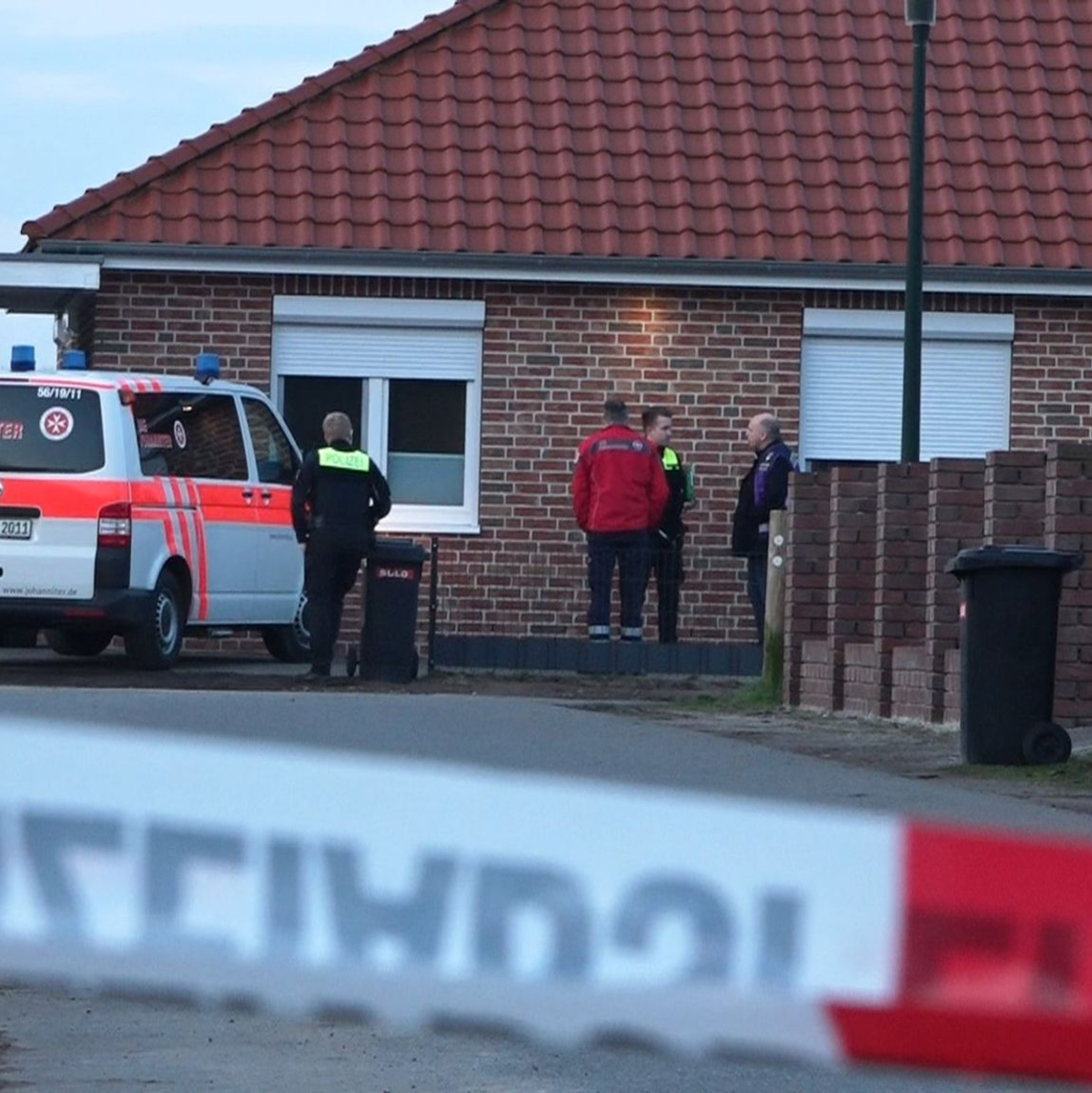 Im Landkreis Rotenburg sind vier Menschen erschossen worden. Die Polizei ermittelt. - Foto: Kai Moorschlatt/NordwestMedia TV/dpa
