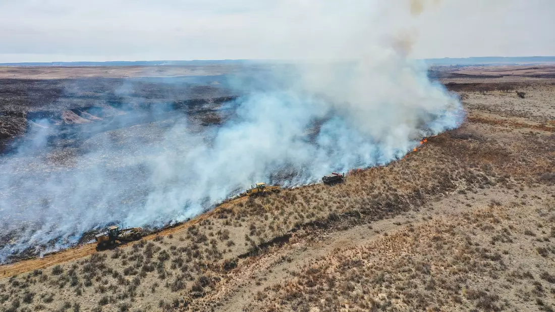 Feuerwehrleute bekämpfen das Smokehouse Creek Fire nördlich von Canadian in Texas. - Bild: David Erickson/AP/dpa