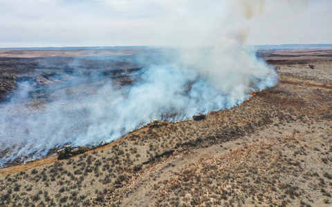 Feuerwehrleute bekämpfen das Smokehouse Creek Fire nördlich von Canadian in Texas. - Foto: David Erickson/AP/dpa