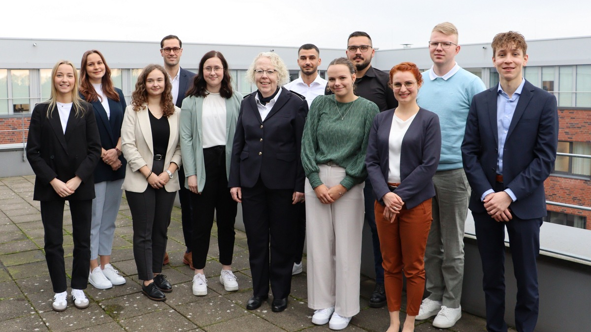 HZA-MS: Elf angehende Zöllnerinnen und Zöllner nehmen ihren Dienst im Hauptzollamt Münster auf / Zollverwaltung geht neuen Weg in der Nachwuchskräfteausbildung - Erster Bachelor-Durchlauf begonnen - Foto: presseportal.de