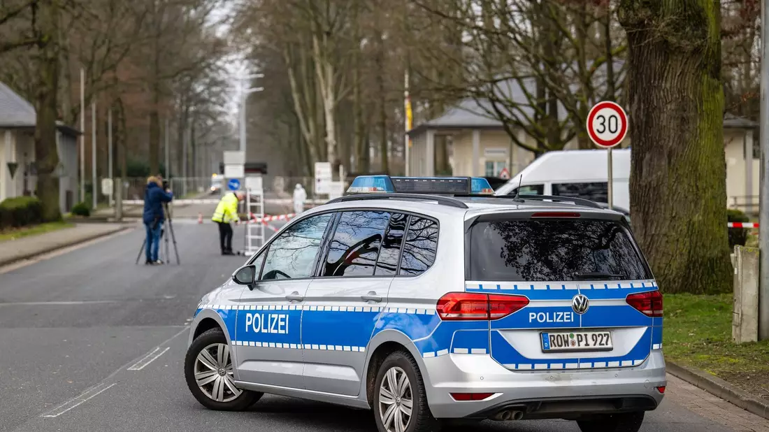 Die Polizei hat das Areal vor der Von-Düring-Kaserne abgesperrt. Ein Bundeswehrsoldat steht im Verdacht, vier Menschen in zwei niedersächsischen Gemeinden  erschossen zu haben. - Bild: Sina Schuldt/dpa