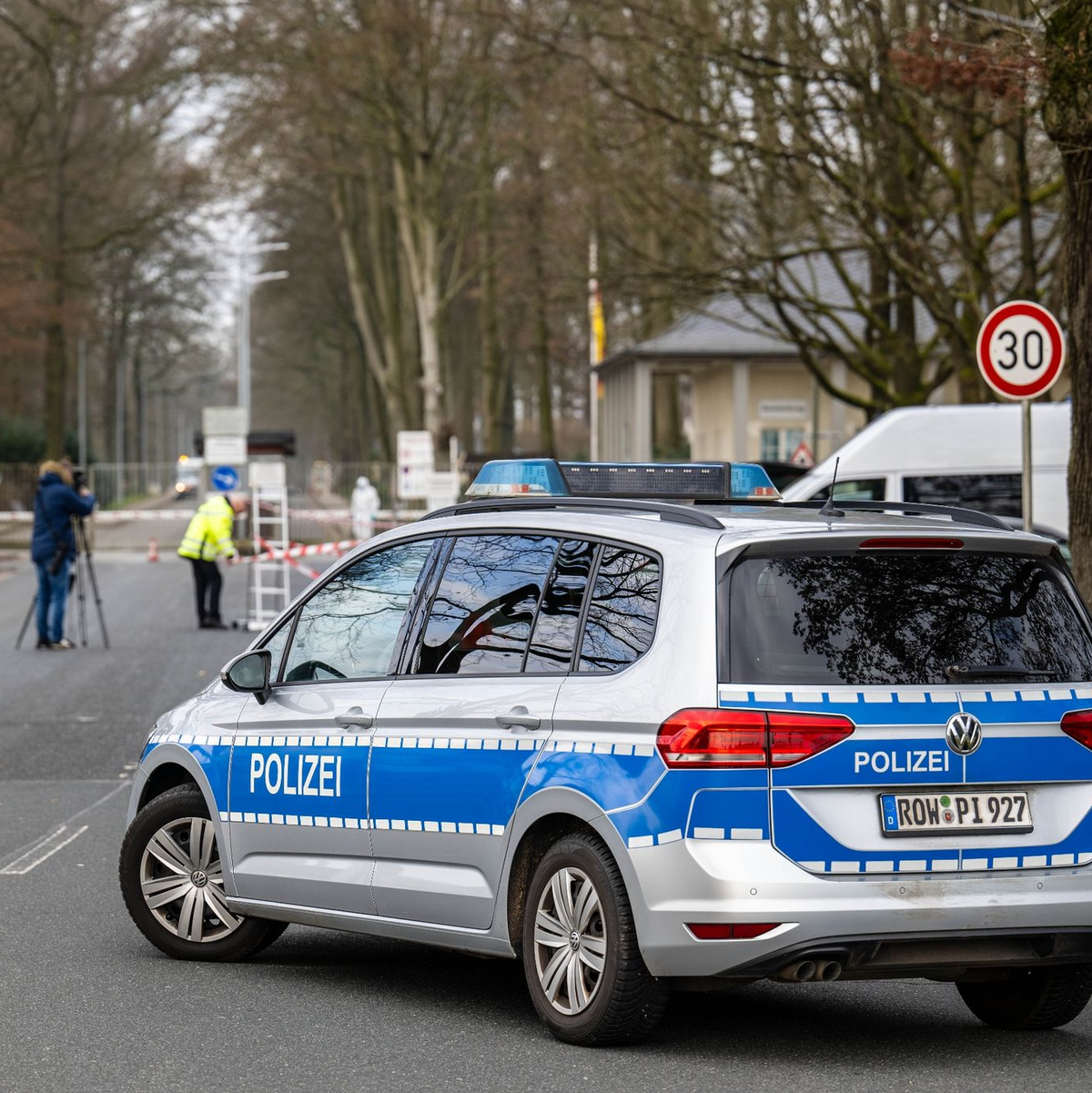 Die Polizei hat das Areal vor der Von-Düring-Kaserne abgesperrt. Ein Bundeswehrsoldat steht im Verdacht, vier Menschen in zwei niedersächsischen Gemeinden  erschossen zu haben. - Foto: Sina Schuldt/dpa