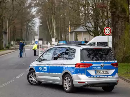 Die Polizei hat das Areal vor der Von-Düring-Kaserne abgesperrt. Ein Bundeswehrsoldat steht im Verdacht, vier Menschen in zwei niedersächsischen Gemeinden  erschossen zu haben. - Foto: Sina Schuldt/dpa