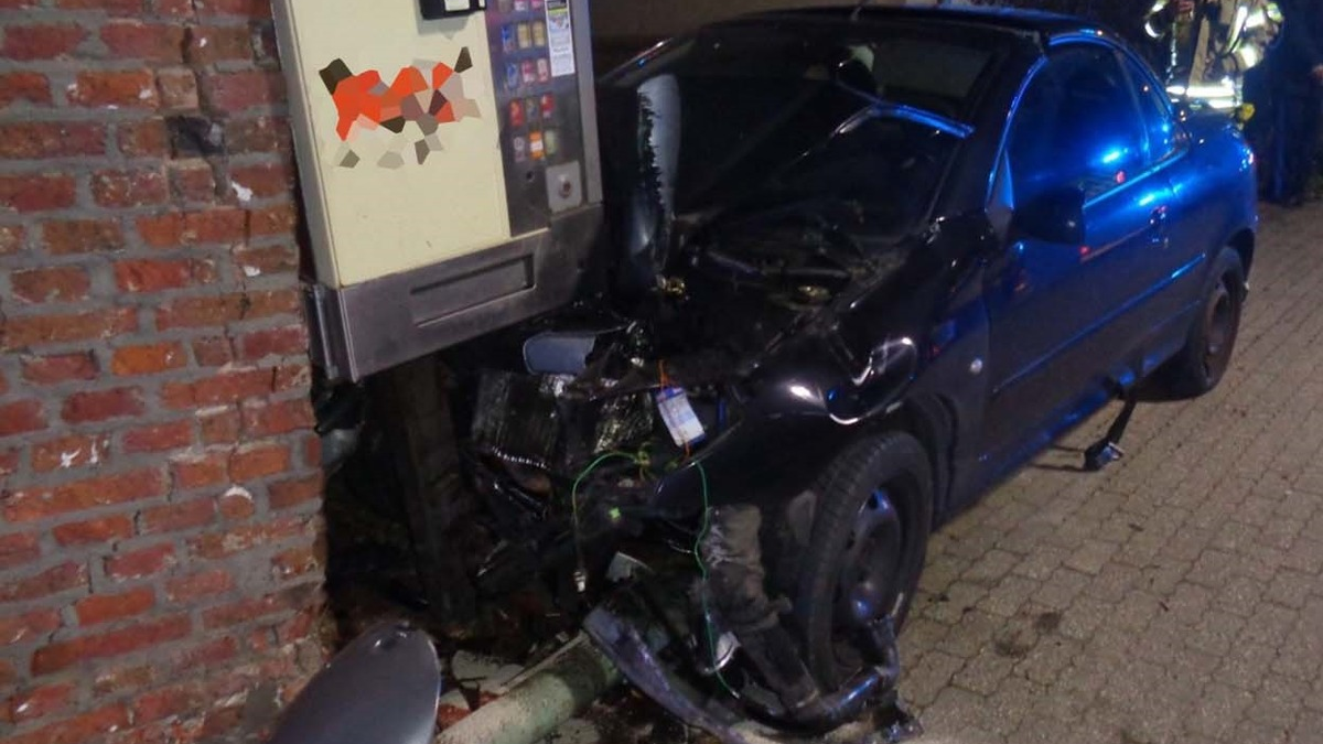 POL-AC: Unfall mit Folgen - Auto prallt gegen Hotel, Fahrer begeht anschließend Straftaten - Foto: presseportal.de