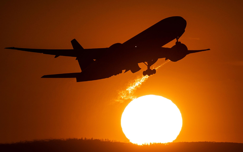 Ab in den Urlaub - viele reisen besonders gern mit dem Flieger. - Foto: Boris Roessler/dpa