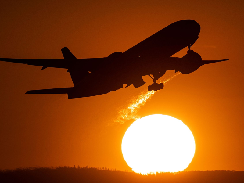 Ab in den Urlaub - viele reisen besonders gern mit dem Flieger. - Foto: Boris Roessler/dpa