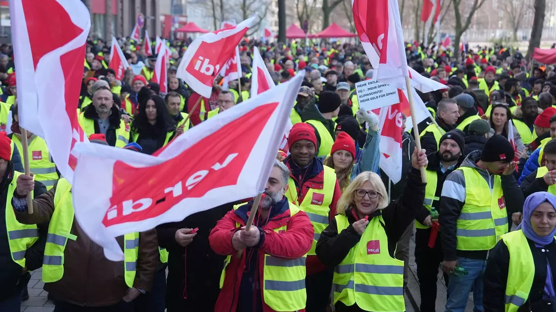 Am Freitag findet ein bundesweiter ÖPNV-Warnstreik von Verdi in Kooperation mit Fridays for Future unter dem Motto #Wirfahrenzusammen statt. - Bild: Marcus Brandt/dpa
