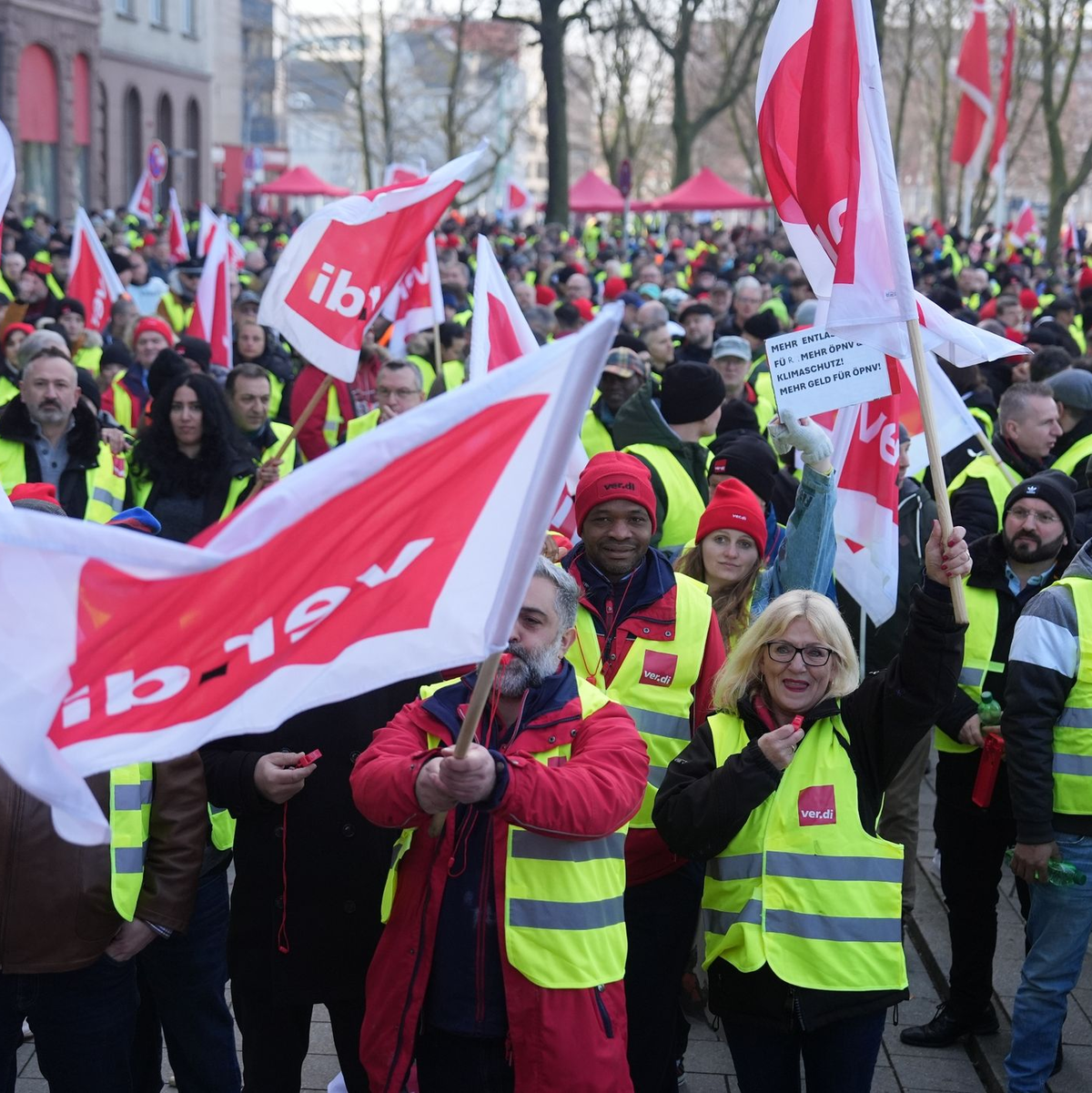 Am Freitag findet ein bundesweiter ÖPNV-Warnstreik von Verdi in Kooperation mit Fridays for Future unter dem Motto #Wirfahrenzusammen statt. - Foto: Marcus Brandt/dpa