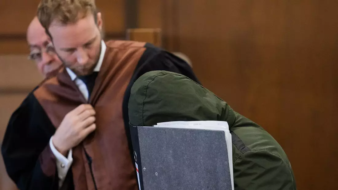 Im sogenannten Karnevalsmord-Prozess in Köln ist der Angeklagte zu lebenslanger Haft verurteilt worden. - Bild: Rolf Vennenbernd/dpa
