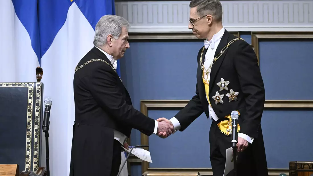 Der amtierende Präsident Sauli Niinistö (l.) begrüßt das neue Staatsoberhaupt Alexander Stubb. - Bild: Heikki Saukkomaa/Lehtikuva/dpa