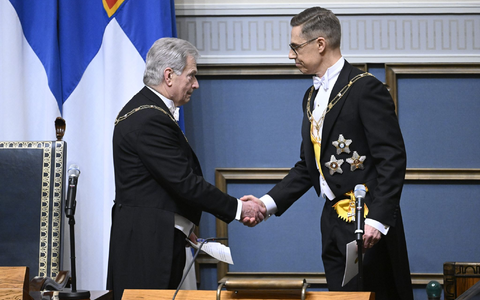 Der amtierende PrĂ€sident Sauli Niinistö (l.) begrĂŒĂt das neue Staatsoberhaupt Alexander Stubb. - Foto: Heikki Saukkomaa/Lehtikuva/dpa Der amtierende PrĂ€sident Sauli Niinistö (l.) begrĂŒĂt das neue Staatsoberhaupt Alexander Stubb. - Foto: Heikki Saukkomaa/Lehtikuva/dpa