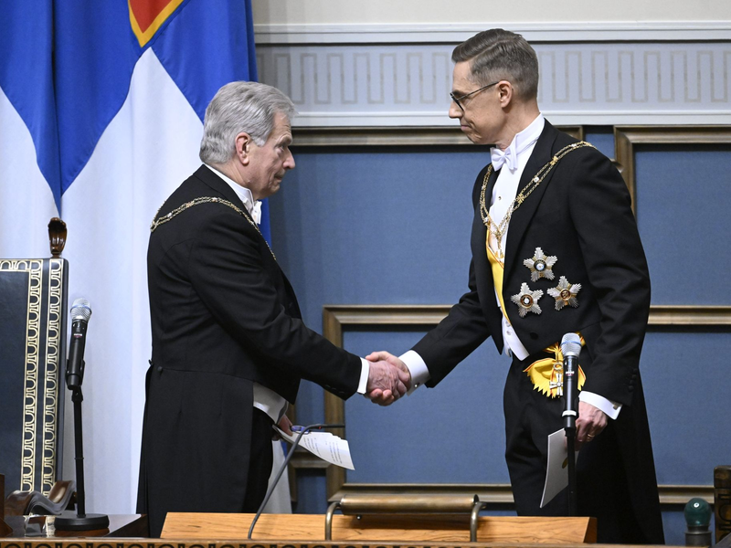 Der amtierende Präsident Sauli Niinistö (l.) begrüßt das neue Staatsoberhaupt Alexander Stubb. - Foto: Heikki Saukkomaa/Lehtikuva/dpa