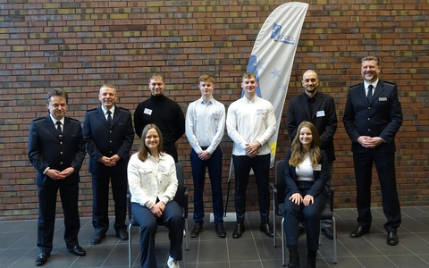 HZA-HST: Start des neuen Studiengangs beim Hauptzollamt Stralsund / Abschluss als Bachelor of Laws (LL.B.) befähigt die Absolventinnen und Absolventen für den gehobenen nichttechnischen Zolldienst - Foto: presseportal.de