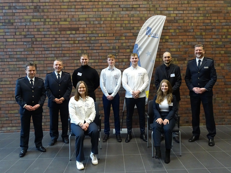 HZA-HST: Start des neuen Studiengangs beim Hauptzollamt Stralsund / Abschluss als Bachelor of Laws (LL.B.) befähigt die Absolventinnen und Absolventen für den gehobenen nichttechnischen Zolldienst - Foto: presseportal.de