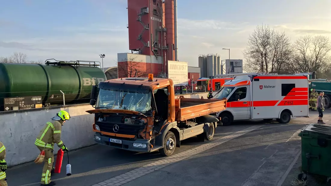 FW Hannover: Hannover-Misburg-Süd: Verkehrsunfall zwischen zwei LKW - Bild: presseportal.de