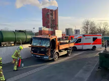 FW Hannover: Hannover-Misburg-Süd: Verkehrsunfall zwischen zwei LKW - Foto: presseportal.de