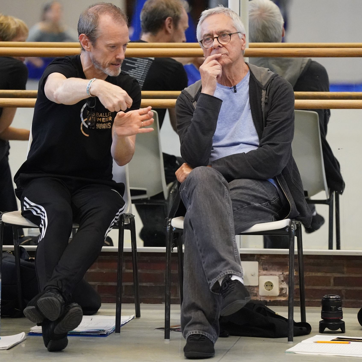 Intendant John Neumeier (r) und Lloyd Riggins, stellvertretender Ballettdirektor, bei einer Probe zu 