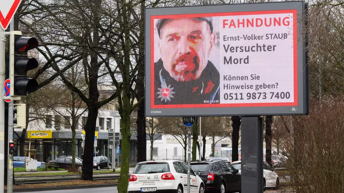 Das Landeskriminalamt Niedersachsen fahndet auf einer digitalen Anzeigetafel in Hannover nach Ernst-Volker Staub. - Bild: Julian Stratenschulte/dpa
