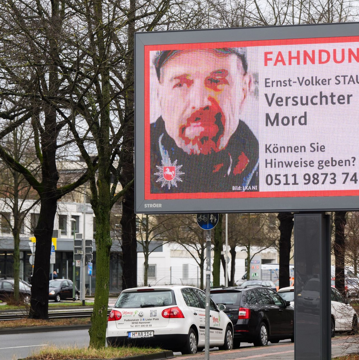 Das Landeskriminalamt Niedersachsen fahndet auf einer digitalen Anzeigetafel in Hannover nach Ernst-Volker Staub. - Foto: Julian Stratenschulte/dpa