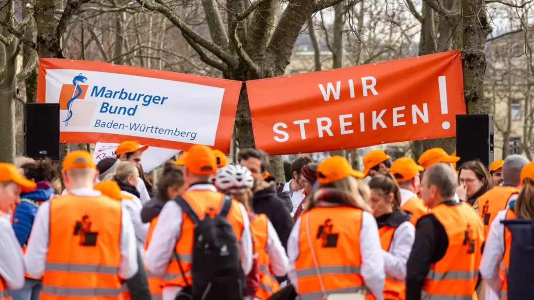 Ärztinnen und Ärzte bei einem Warnstreik Ende Januar in Freiburg. - Bild: Philipp von Ditfurth/dpa