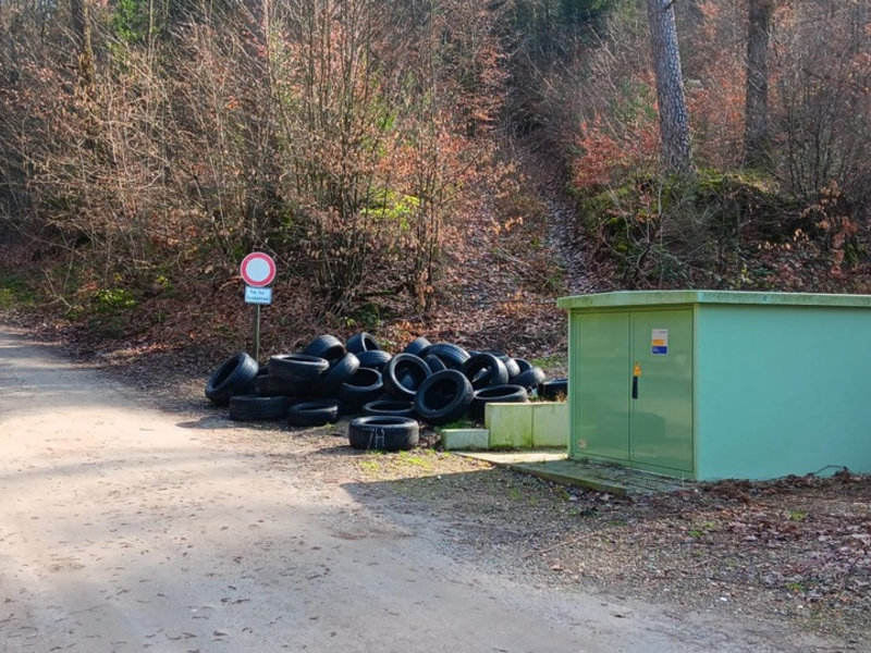 POL-MA: Schriesheim/Rhein-Neckar-Kreis: Illegale Müllablagerung - Ca. 50 Altreifen auf Parkplatz entsorgt - Polizei sucht Zeugen - Foto: presseportal.de