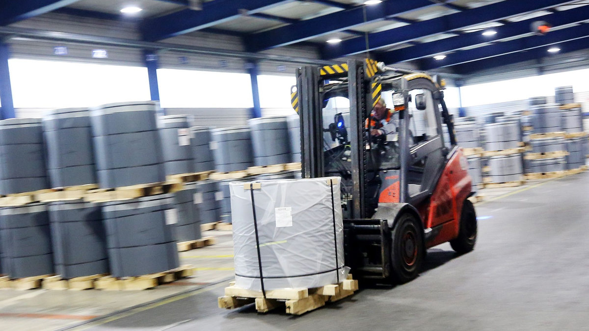Auch in der Logistik werden Leiharbeiter eingesetzt. - Foto: Roland Weihrauch/dpa