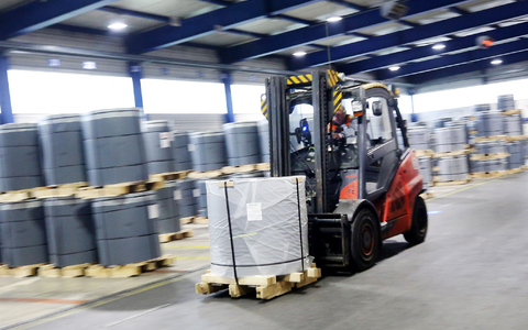 Auch in der Logistik werden Leiharbeiter eingesetzt. - Foto: Roland Weihrauch/dpa