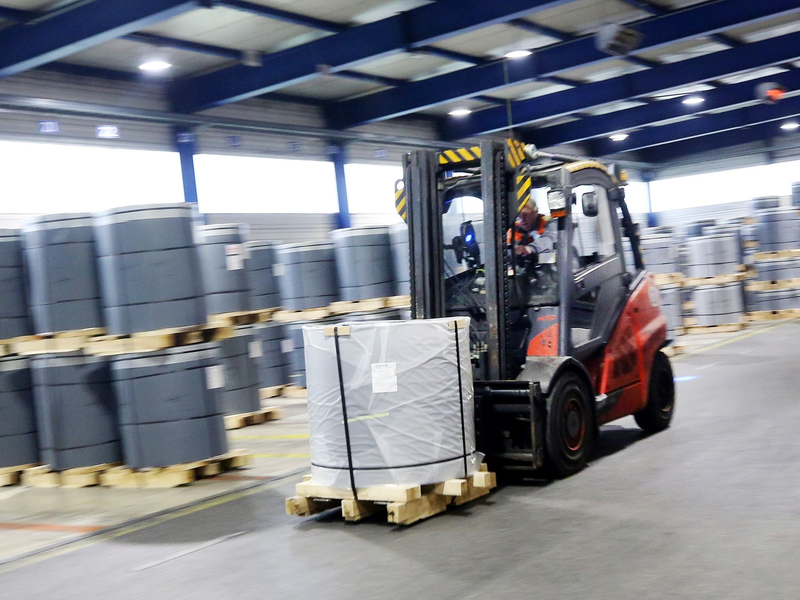 Auch in der Logistik werden Leiharbeiter eingesetzt. - Foto: Roland Weihrauch/dpa