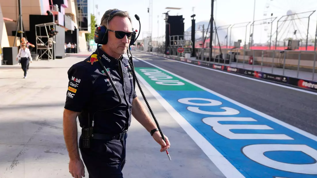 Red-Bull-Teamchef Christian Horner steht weiter unter Druck. - Bild: Darko Bandic/AP