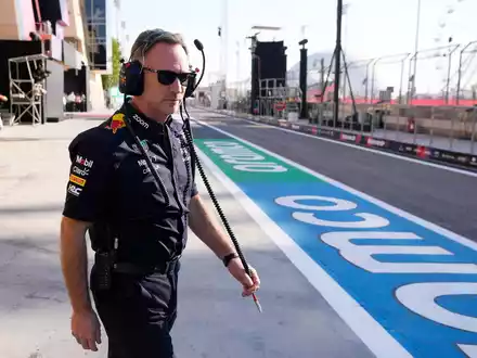 Red-Bull-Teamchef Christian Horner steht unter Druck. - Foto: Darko Bandic/AP