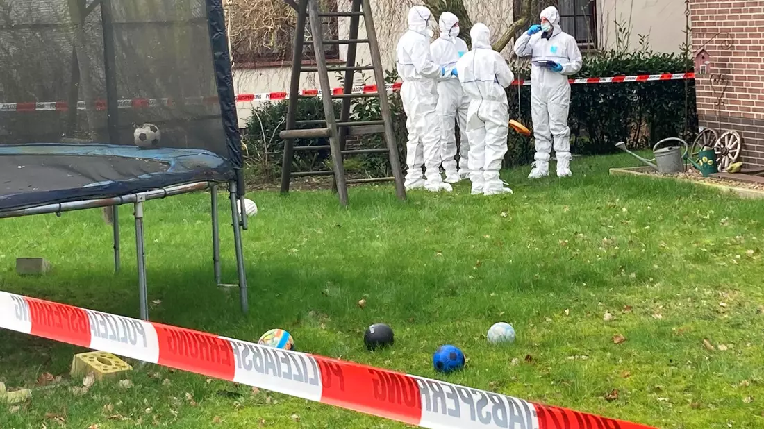 Beamte der Spurensicherung vor einem Einfamilienhaus in der Gemeinde Scheeßel. - Bild: Helen Hoffmann/dpa