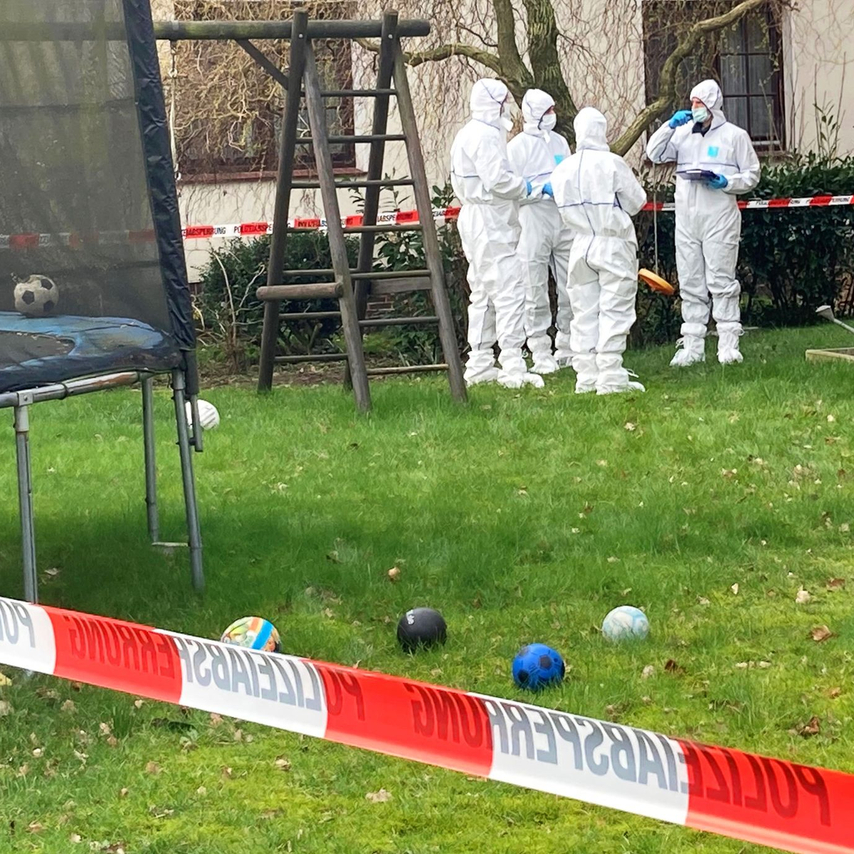 Beamte der Spurensicherung vor einem Einfamilienhaus in der Gemeinde Scheeßel. - Foto: Helen Hoffmann/dpa