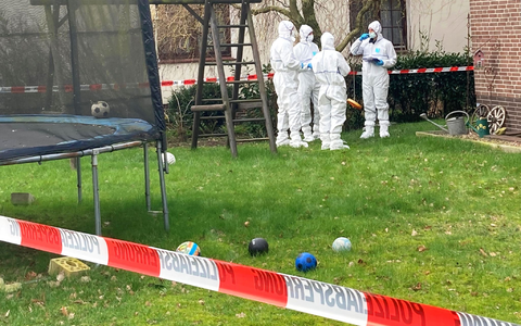 Beamte der Spurensicherung vor einem Einfamilienhaus in der Gemeinde Scheeßel. - Foto: Helen Hoffmann/dpa