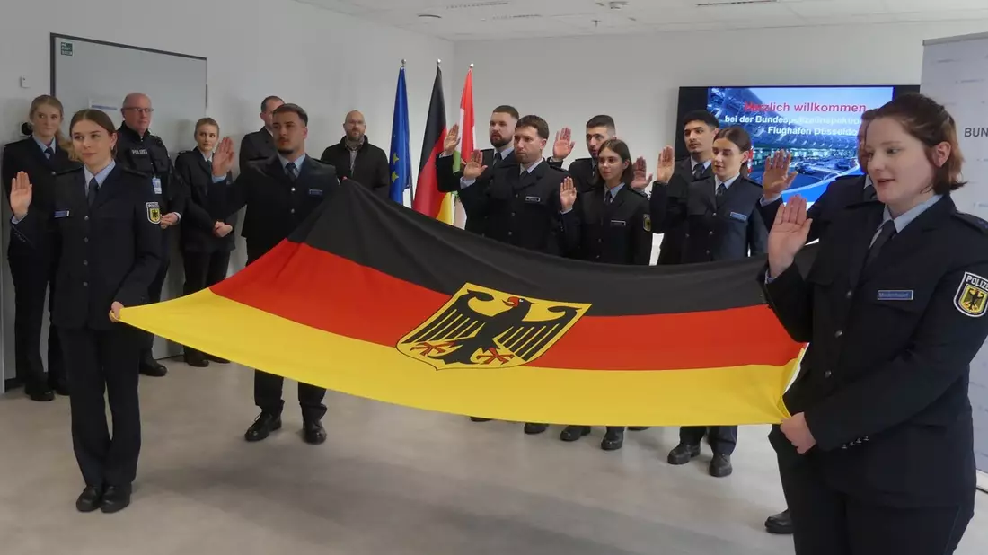 BPOL NRW: Vereidigung von 29 neuen Kolleginnen und Kollegen - Erfreulicher Personalzuwachs bei der Bundespolizei am Flughafen Düsseldorf - Bild: presseportal.de