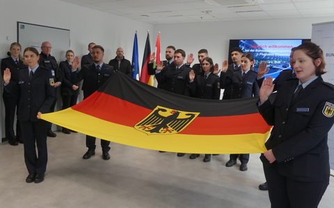 BPOL NRW: Vereidigung von 29 neuen Kolleginnen und Kollegen - Erfreulicher Personalzuwachs bei der Bundespolizei am Flughafen Düsseldorf - Foto: presseportal.de