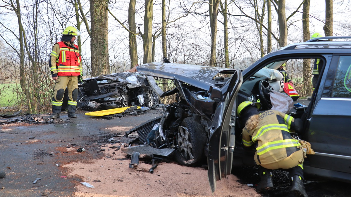 FW-SE: Schwerer Verkehrsunfall mit zwei eingeklemmten Personen - Foto: presseportal.de