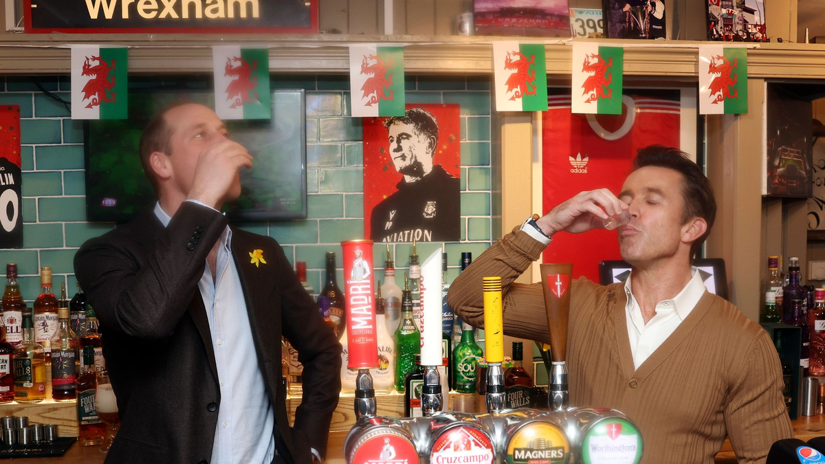 Prinz William (2.v.l) mit Rob McElhenney (2.v.r), Co-Eigentümer des Viertligisten AFC Wrexham, und den Spielern Ben Tozer (l) und Luke Young auf dem Spielfeld des Racecourse Ground, der Heimstätte von Wrexham AFC. - Foto: Chris Jackson/Pool Getty/AP/dpa