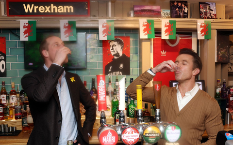 Prinz William (2.v.l) mit Rob McElhenney (2.v.r), Co-Eigentümer des Viertligisten AFC Wrexham, und den Spielern Ben Tozer (l) und Luke Young auf dem Spielfeld des Racecourse Ground, der Heimstätte von Wrexham AFC. - Foto: Chris Jackson/Pool Getty/AP/dpa