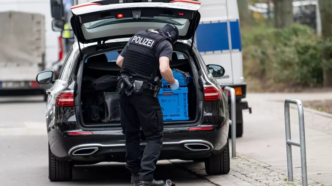 BKA-Beamten kommen zur Wohnung der ehemaligen RAF-Terroristin Daniela Klette. Nach der Festnahme Klettes setzen die Ermittler die Suche nach Ernst-Volker Staub und Burkhard Garweg fort. - Bild: Fabian Sommer/dpa