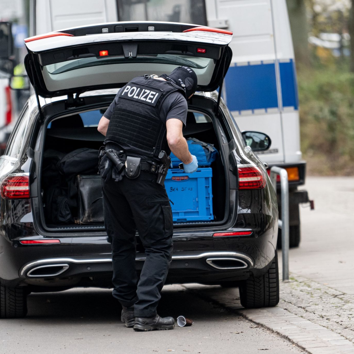 BKA-Beamten kommen zur Wohnung der ehemaligen RAF-Terroristin Daniela Klette. Nach der Festnahme Klettes setzen die Ermittler die Suche nach Ernst-Volker Staub und Burkhard Garweg fort. - Foto: Fabian Sommer/dpa