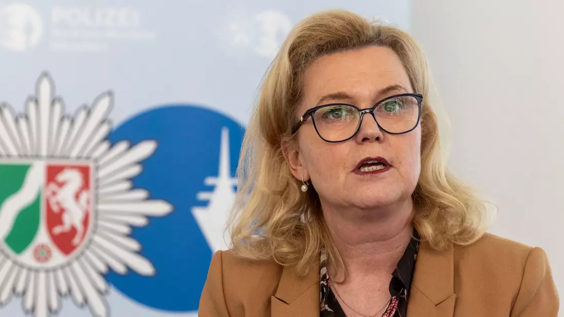 Die Düsseldorfer Polizeipräsidentin Miriam Brauns bei der Pressekonferenz zum Schlag gegen die kriminelle Handelsplattform «Crimemarket». - Bild: Christoph Reichwein/dpa