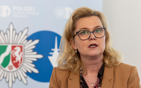 Die Düsseldorfer Polizeipräsidentin Miriam Brauns bei der Pressekonferenz zum Schlag gegen die kriminelle Handelsplattform «Crimemarket». - Foto: Christoph Reichwein/dpa