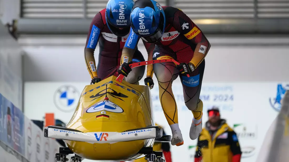 Lisa Buckwitz und Vanessa Mark liegen bei der WM in Winterberg auf Gold-Kurs. - Bild: Robert Michael/dpa