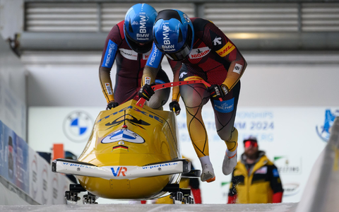 Lisa Buckwitz und Vanessa Mark liegen bei der WM in Winterberg auf Gold-Kurs. - Foto: Robert Michael/dpa